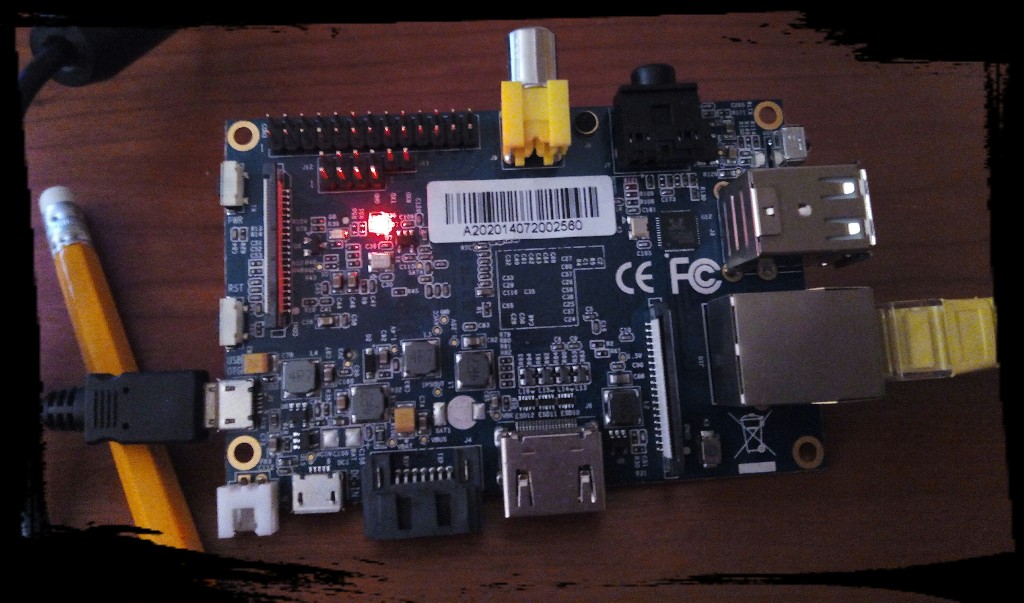 Amosa unha praca banana pi, conectada por microusb e por ethernet, cun marco negro irregular.